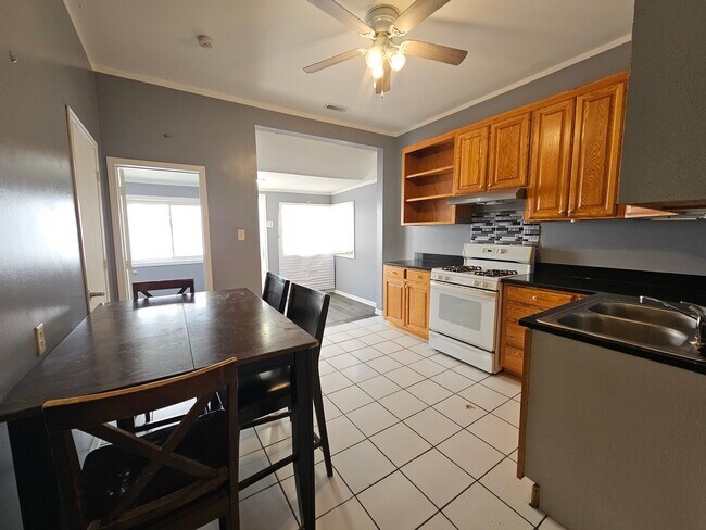 Building Photo - 4517 S Hermitage Ave