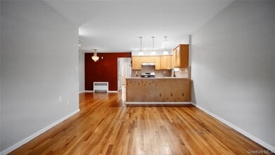 Building Photo - 3610 Baychester Ave