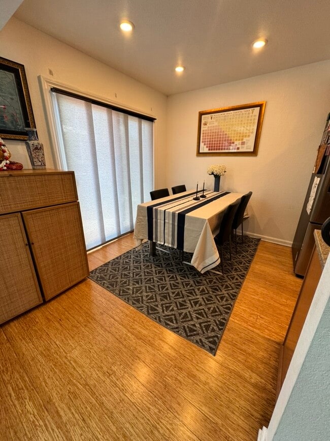 Building Photo - 525 Summer View Cir