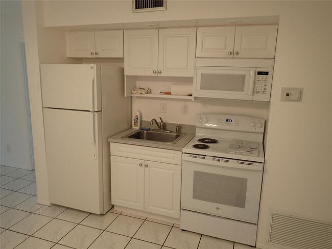 Building Photo - 2700 Riverside Dr