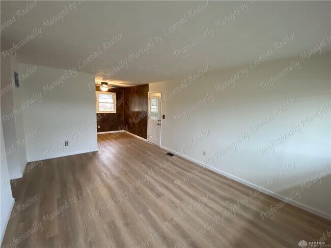 Foto del edificio - 563 Buttercup Ave