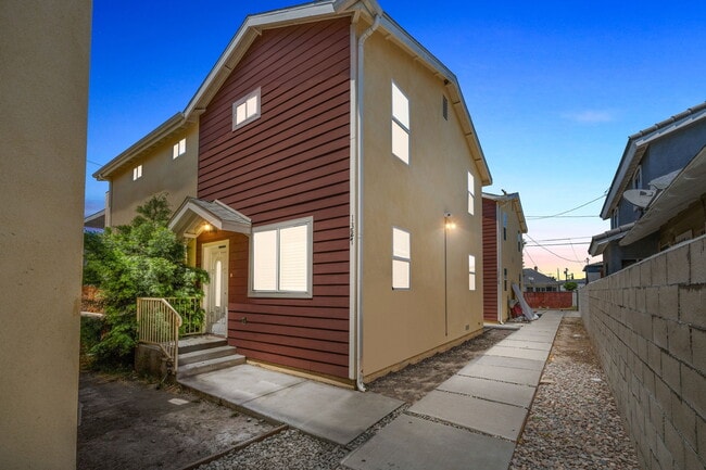 Building Photo - 1327 W 37th Pl