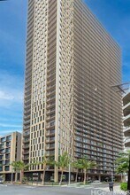 Building Photo - 987 Queen St