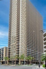 Building Photo - 987 Queen St