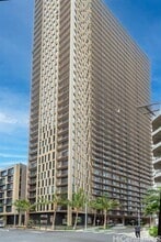 Building Photo - 987 Queen St