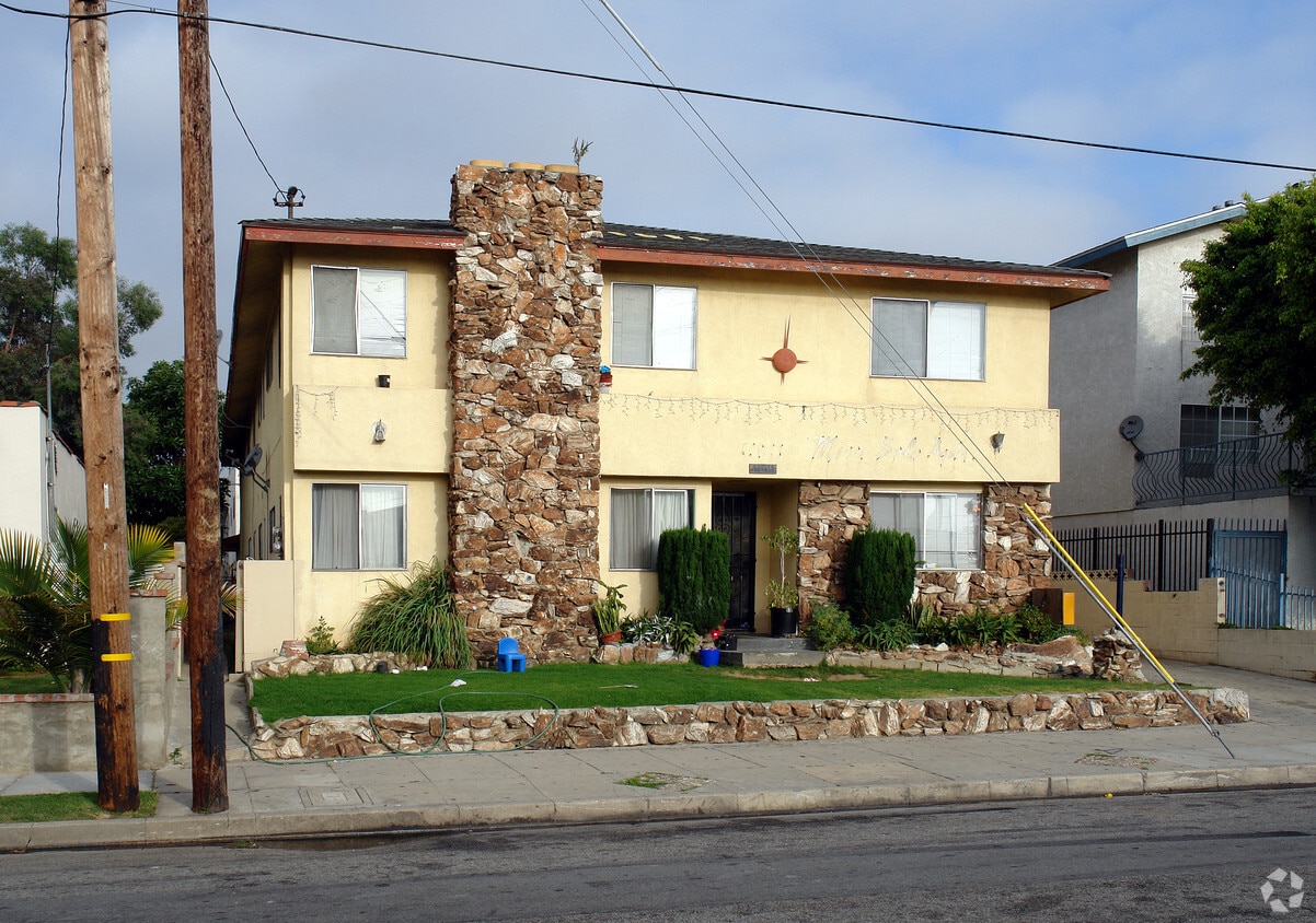 Building Photo - 11611 York Ave