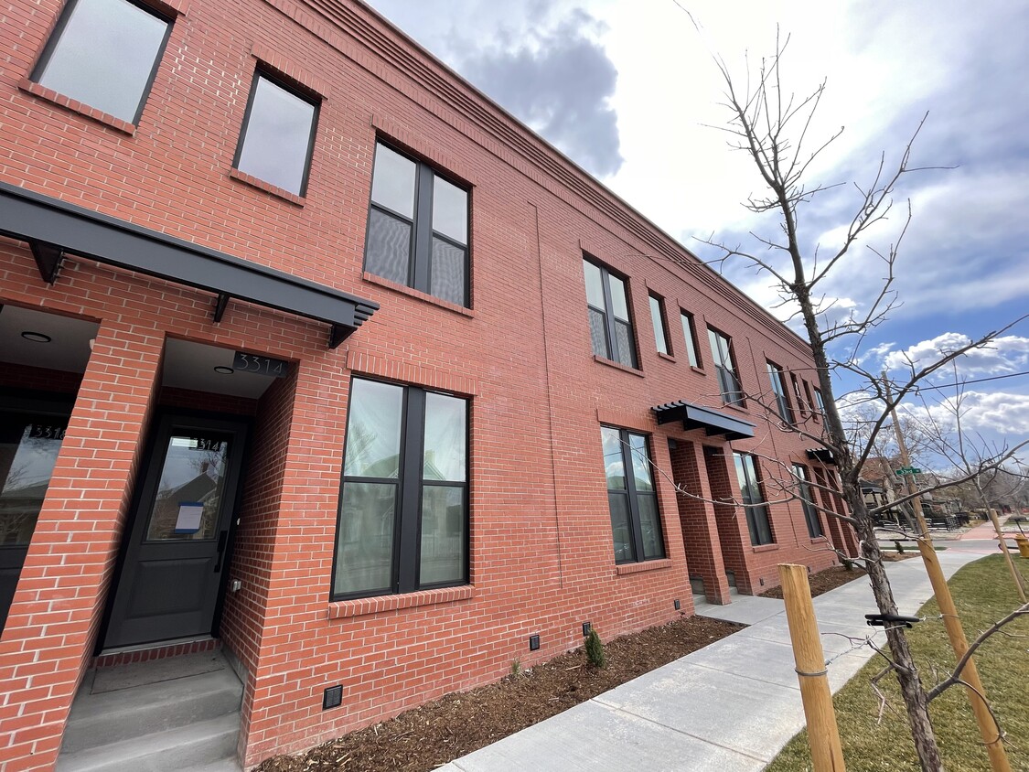 Foto principal - 3314 Curtis St
