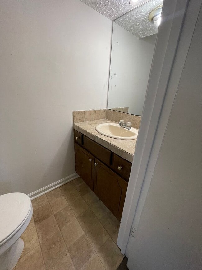 Building Photo - 2 bedroom duplex on cul-de-sac in McDonough