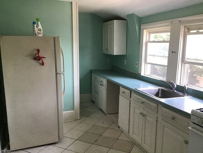 Building Photo - 3 br, 1 bath Duplex - 285 Nahatan Street 2