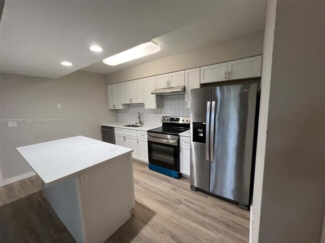 Foto del edificio - 4055 W McNab Rd