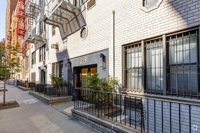 Building Photo - 219-221 E 25th St
