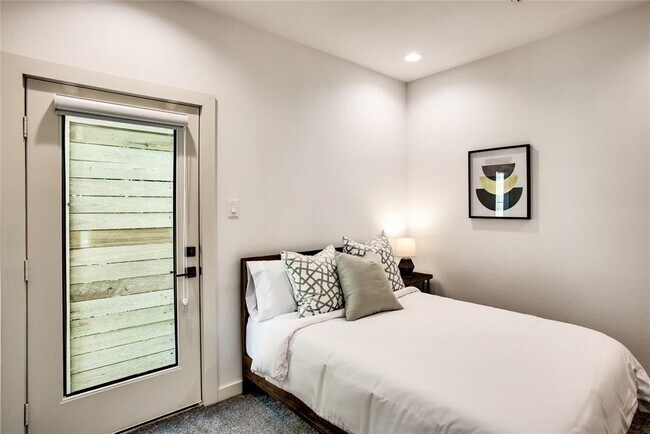 Foto del edificio - 3402 Daphne St