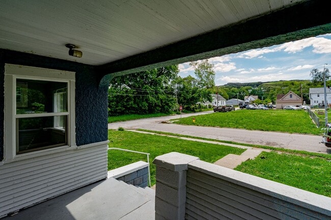 Building Photo - Charming 3 Bedroom Home!!