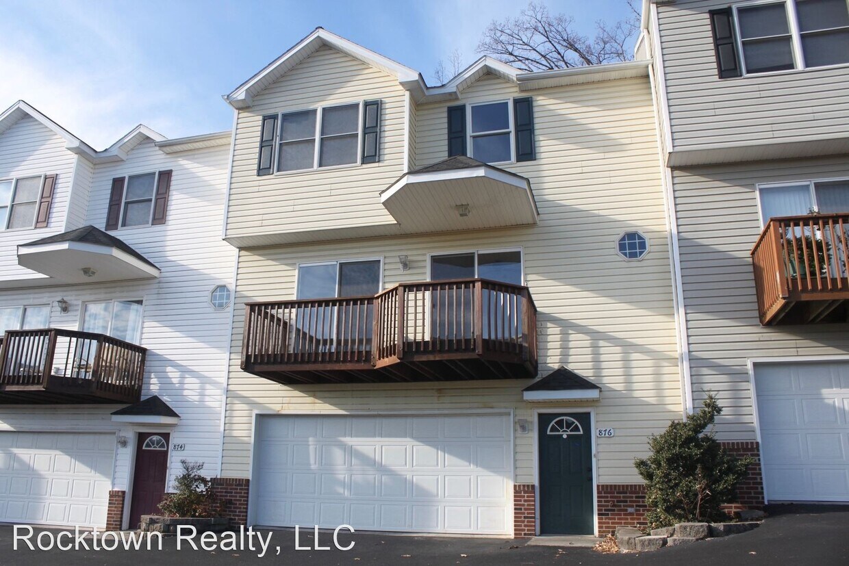 Primary Photo - 3 br, 2.5 bath House - 876 Camelot Lane