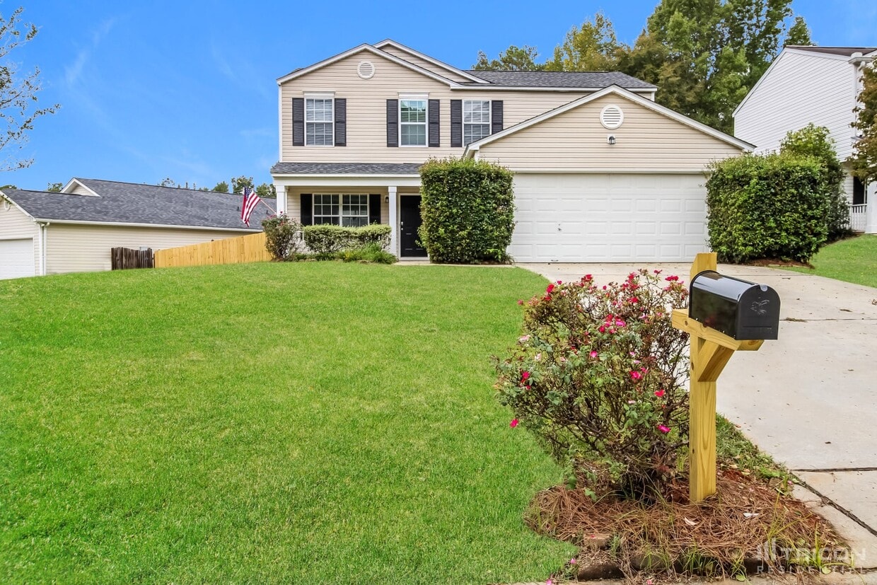 Primary Photo - 208 Autumn Woods Dr