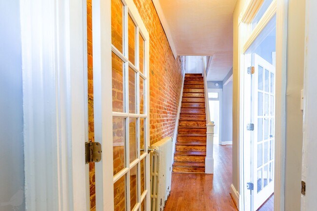 Foto del edificio - Classy Columbia Heights Row Home! 1/2 Off ...