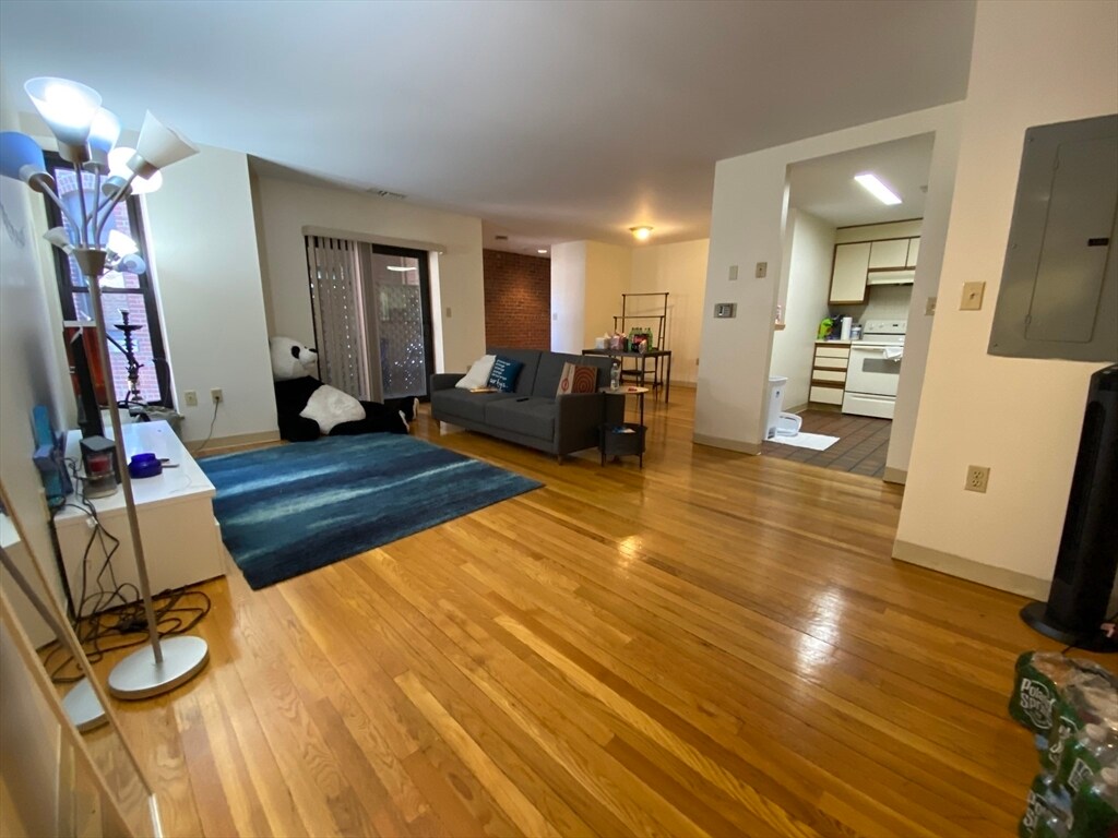 Primary Photo - 79 Gainsborough St