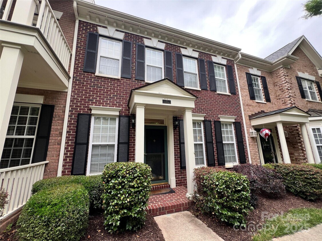 Foto principal - 215 N Faulkner Way