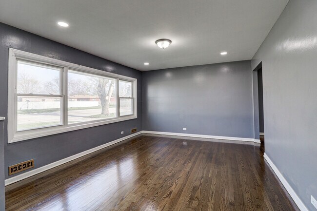 Building Photo - 25 N Mount Prospect Rd