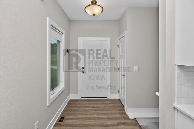 Building Photo - 5638 Fernwood Dr