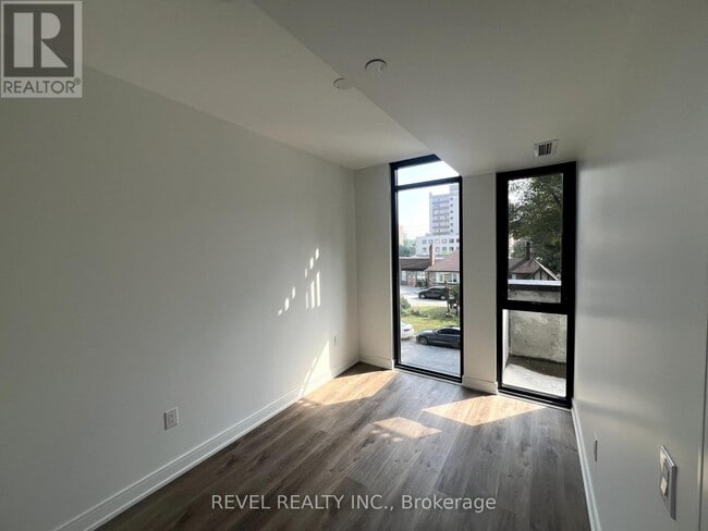 Building Photo - 3009-3009 Novar Rd