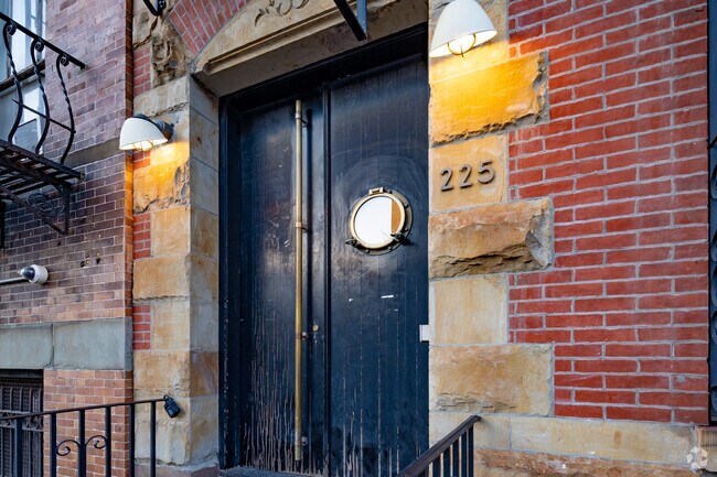 Building Photo - 225 15th St