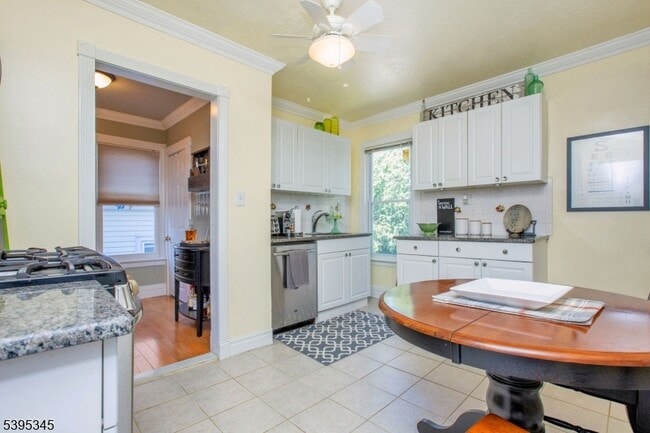 Building Photo - 142 Forest St