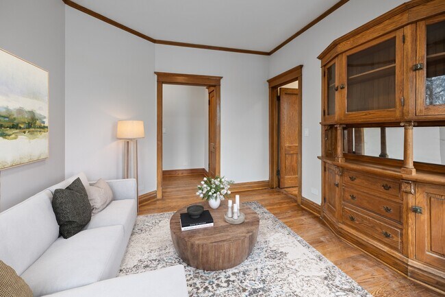 Foto del edificio - Renovated 1 bed + den in Logan Square - Now Leasing!