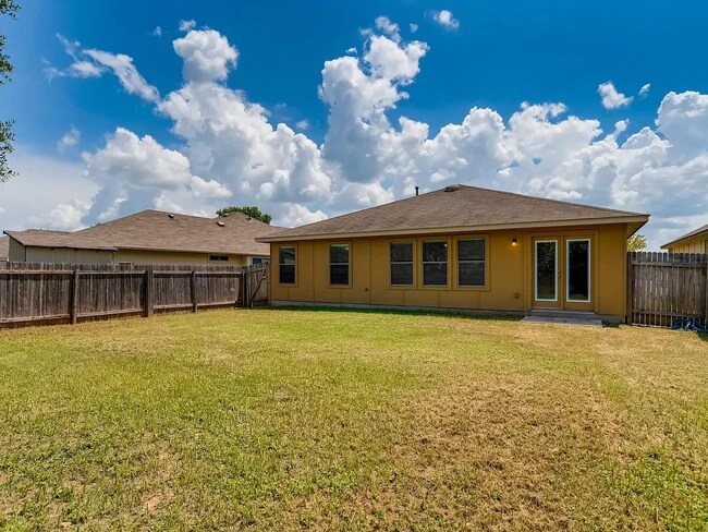 Cozy backyard for animals and sun bath - 15106 Parrish Ln