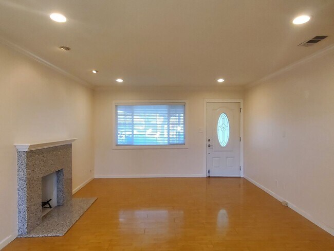Foto del edificio - Updated Single Family Home in Desirable Ar...