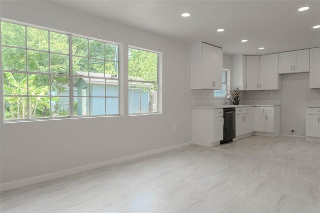 Building Photo - 208 Ogilvie St