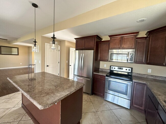 Building Photo - 5903 Hazelnut Ct