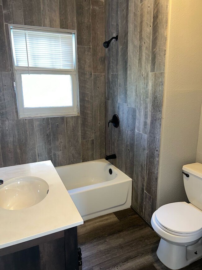 Foto del edificio - 4 Bedroom, 1 Bathr House