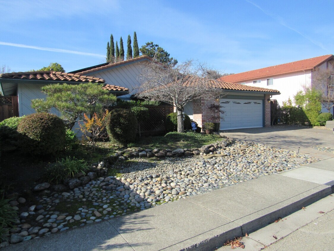 Primary Photo - Gorgeous 4 Bed, 3 Bath with Office/4th Bed...