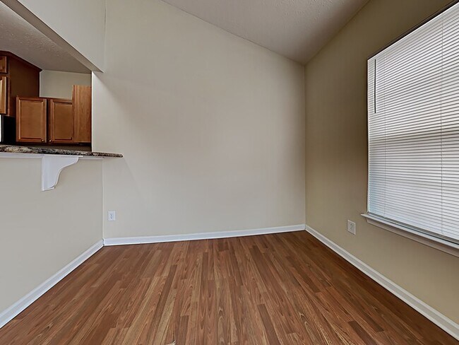 Building Photo - 4 bed 2.5 bath with a fenced in backyard i...