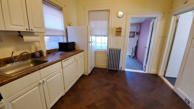 Building Photo - 552 Valley Brook Ave