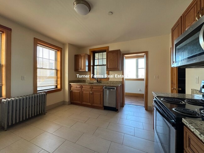 Building Photo - 145 Hillside St