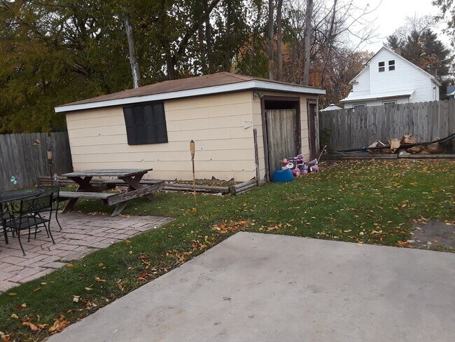 Building Photo - Spacious 4Bdrm