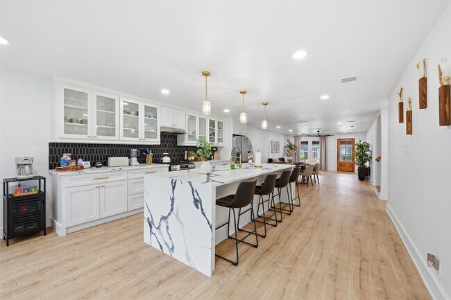 Building Photo - 508 W White Ave