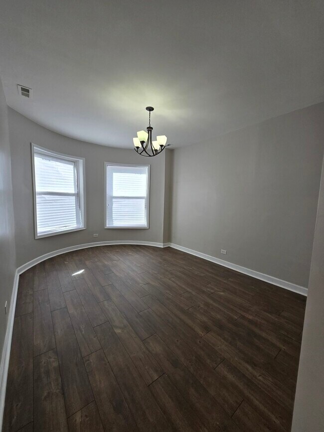Foto del edificio - 4749 S Prairie Ave