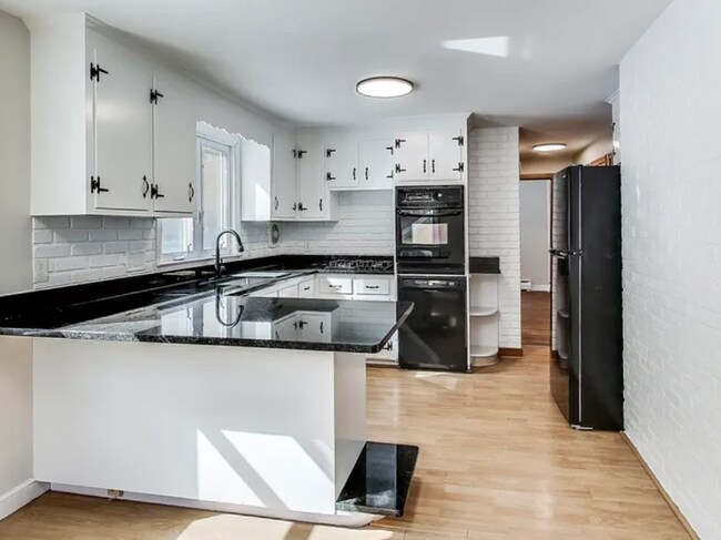 Foto del edificio - 215 Blue Hill Dr