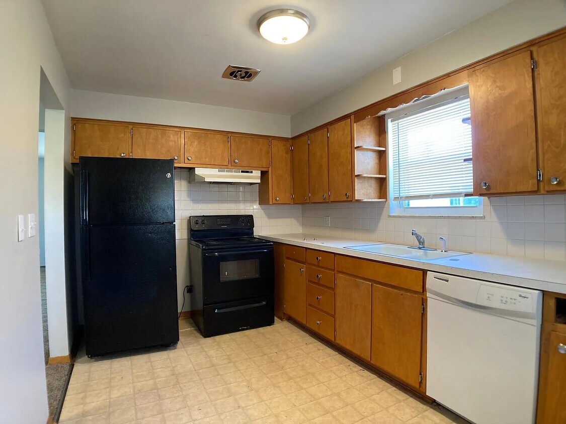 Kitchen - 510 N Hawkins Ave