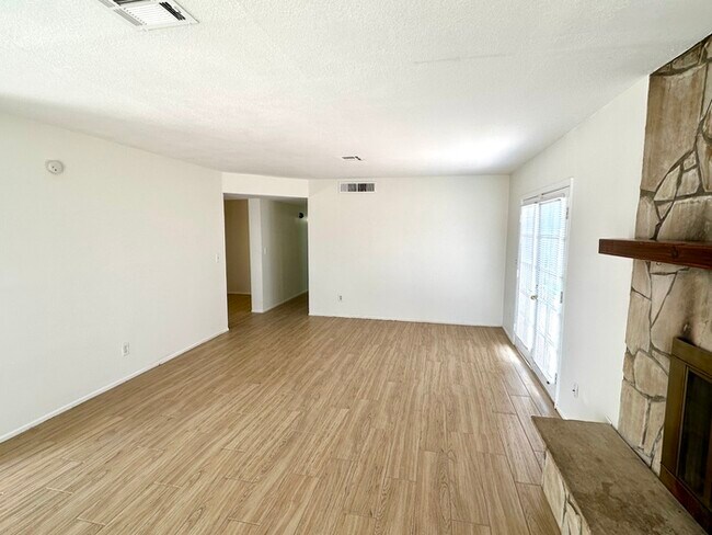 Foto del edificio - Nicely updated Marlette Estates home with pool, 3 beds, 2 baths. Features tile wood floors, firep...