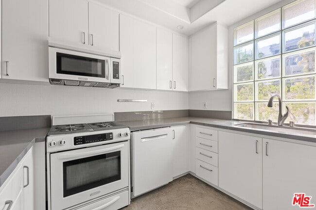 Foto del edificio - 1131 N Formosa Ave