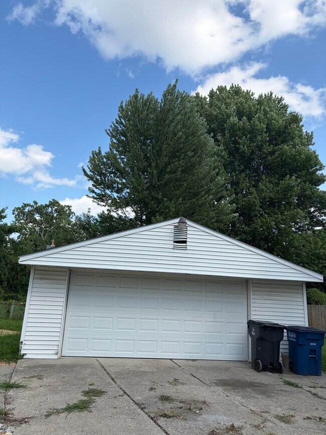 Building Photo - 33569 Berville Ct