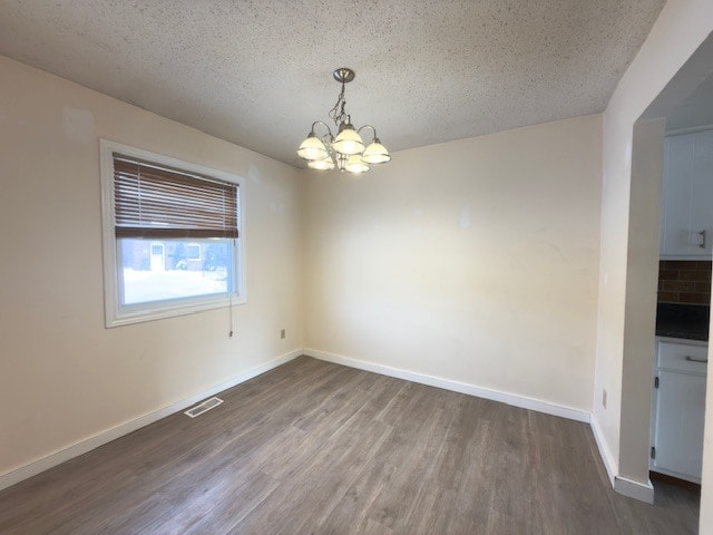 Photo du bâtiment - Cute 3 Bdrm Townhome with Finished Bsmt * Fenced Yard * AVAIL Now!