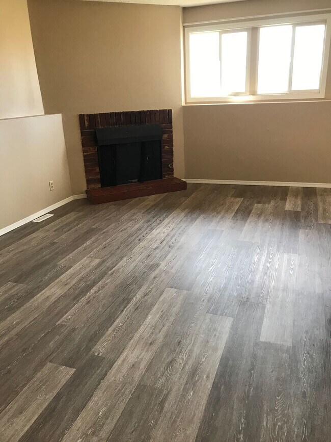 Photo du bâtiment - 3 Bed 1 Bath Unit in Red Deer, AB
