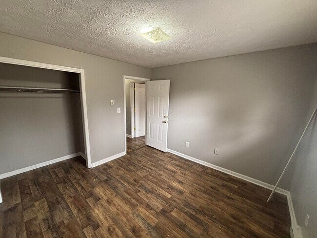 Foto del edificio - 328 Garden Park Dr