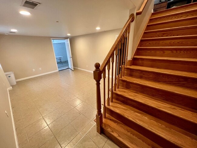 Building Photo - Charming Home - 2 Bed 1.5 Bath - Neville Island