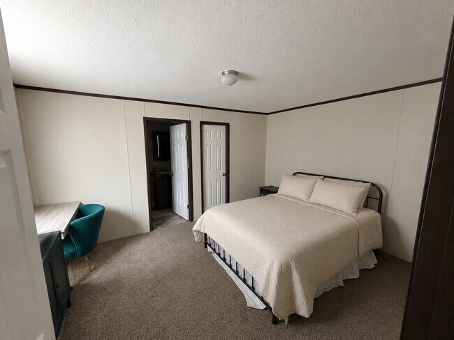 Foto del edificio - 184 Lakeshore Cir
